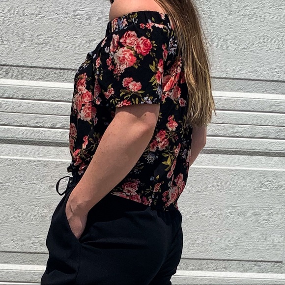 3 for $20 ⭐️ Black Floral off-the-shoulder top - Picture 5 of 6
